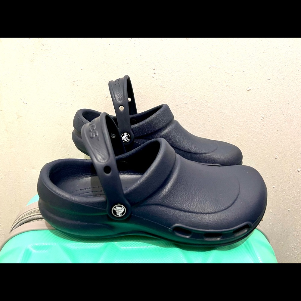 Crocs worn twice. Size 10 women, size 8 men. In great condition. Navy blue